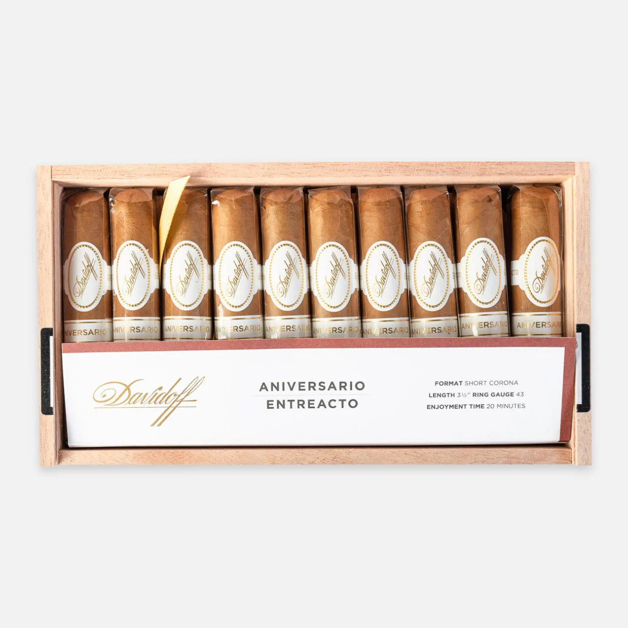 Davidoff Aniversario Entreacto, elegant short corona cigars in a wooden box.